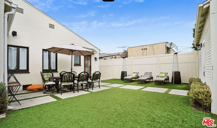 Property Photo:  140 S Gardner St  CA 90036 