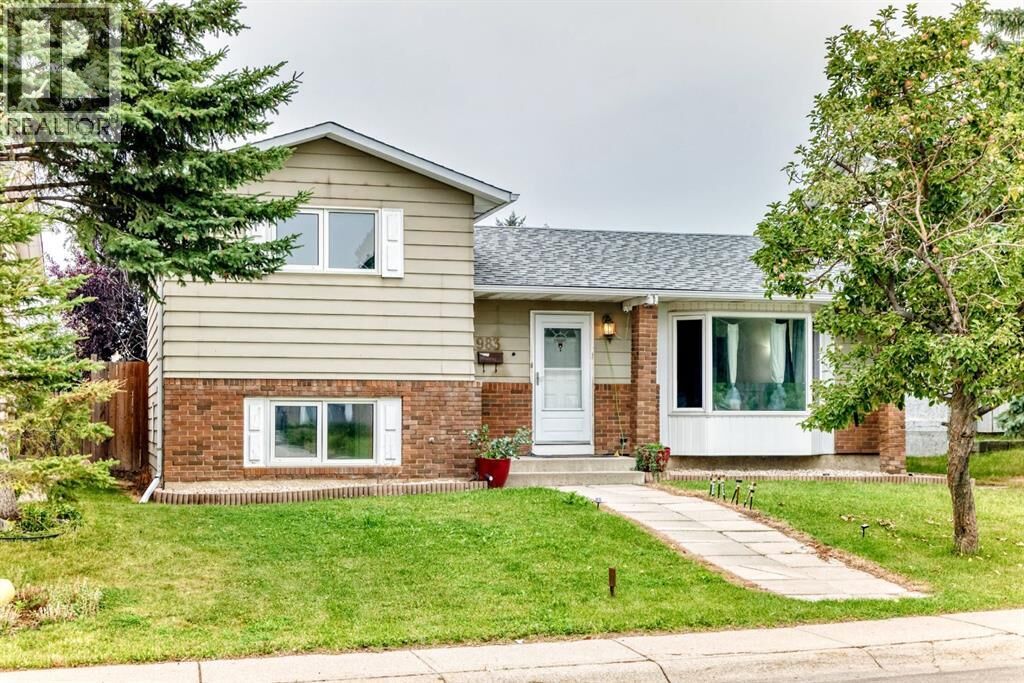 Property Photo:  983 Rundlecairn Way Northeast  AB T1Y 2W7 