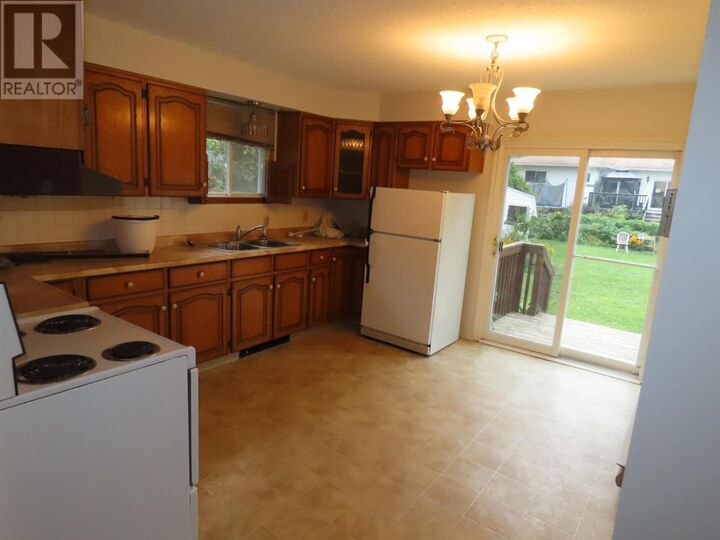 Property Photo:  32 Breton Rd  ON P6B 5W6 