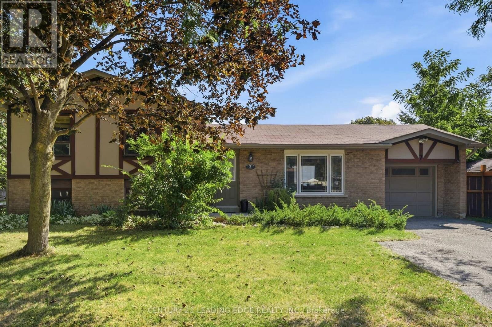 Property Photo:  7 Dawson Street  ON L1N 6B3 