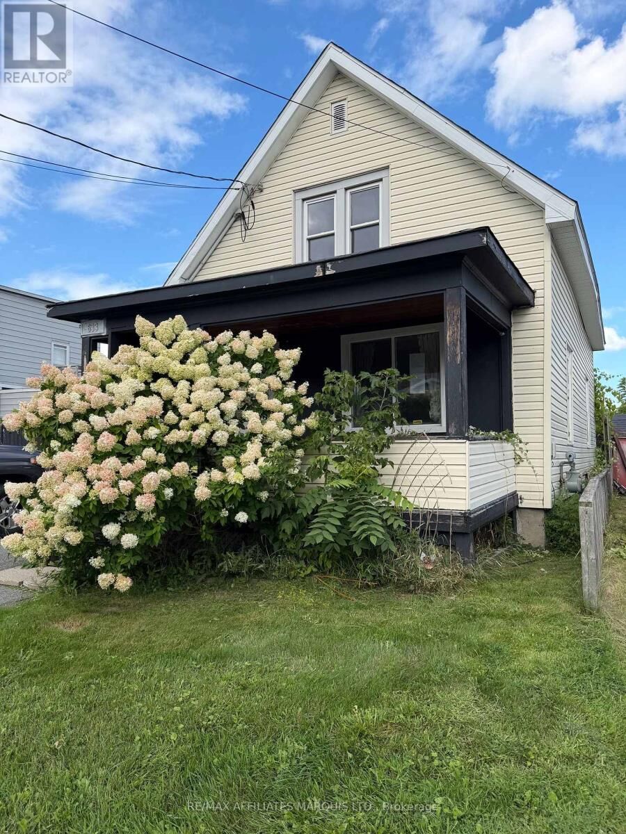 Property Photo:  633 South Augustus Street South  ON K6J 3X2 