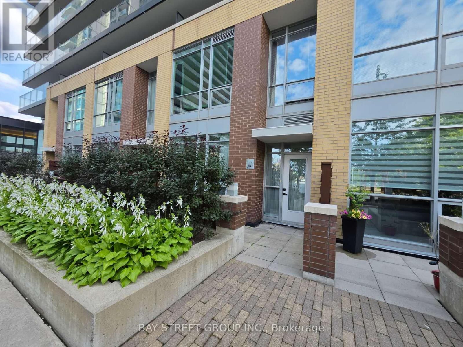 Property Photo: 29 Singer Court Th 3 ON M2K 0B3