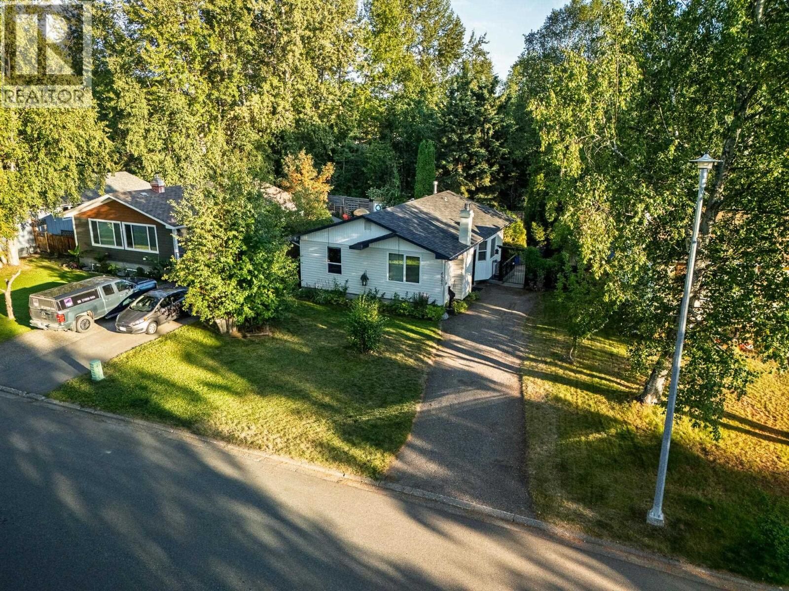Photo de la propriété:  6901 Fairmont Crescent  BC V2N 2P7 