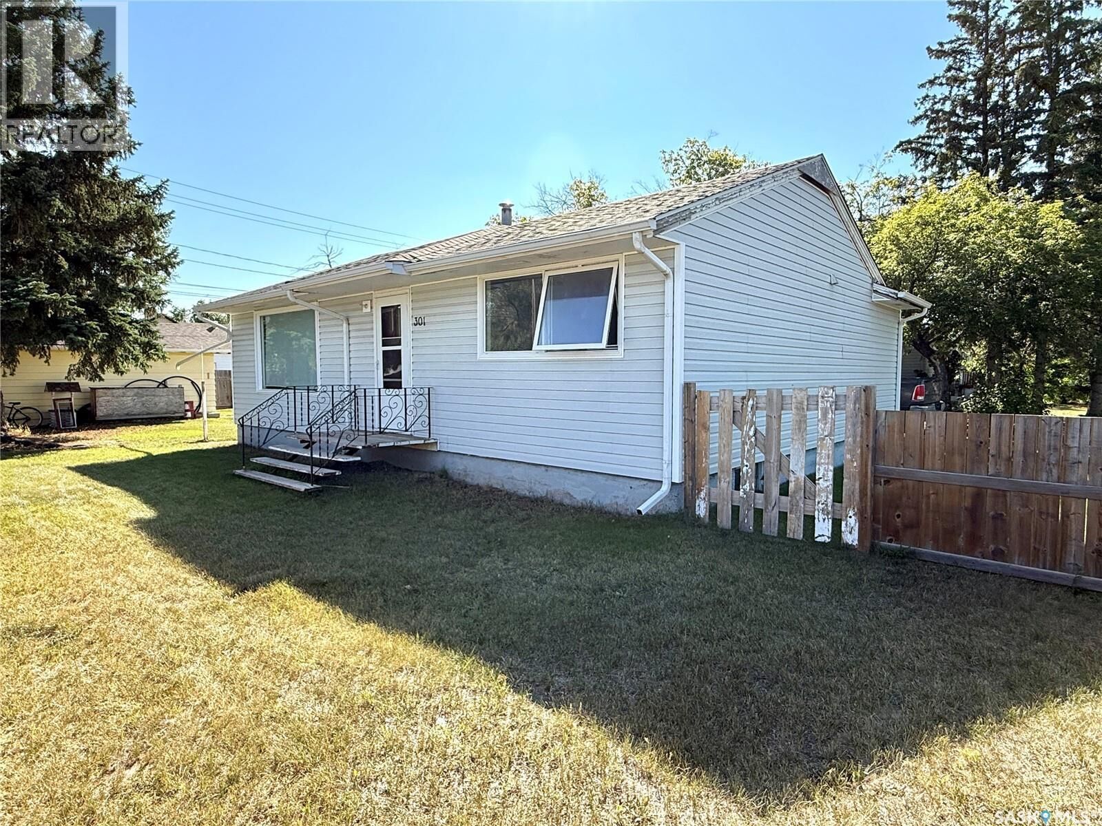 Property Photo: 301 26th Street W SK S0M 0E0