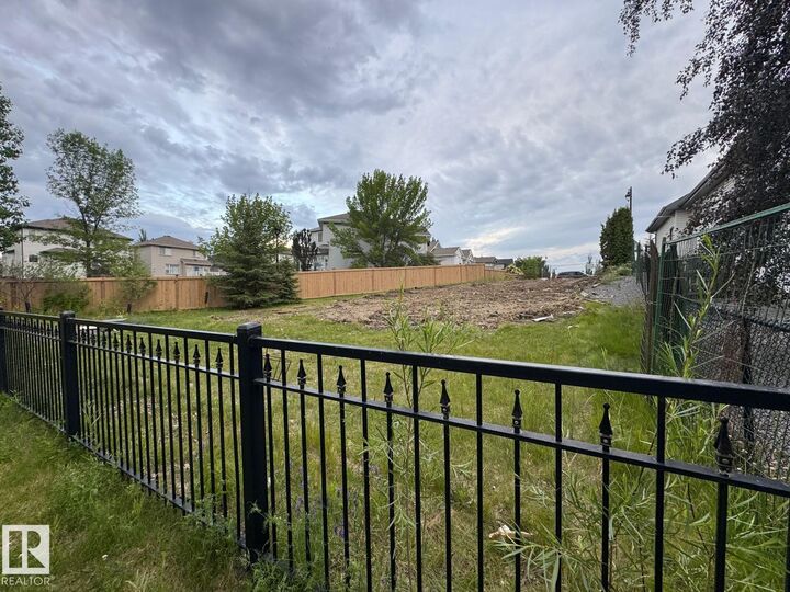 131 Hayward Crescent NW — photo 1