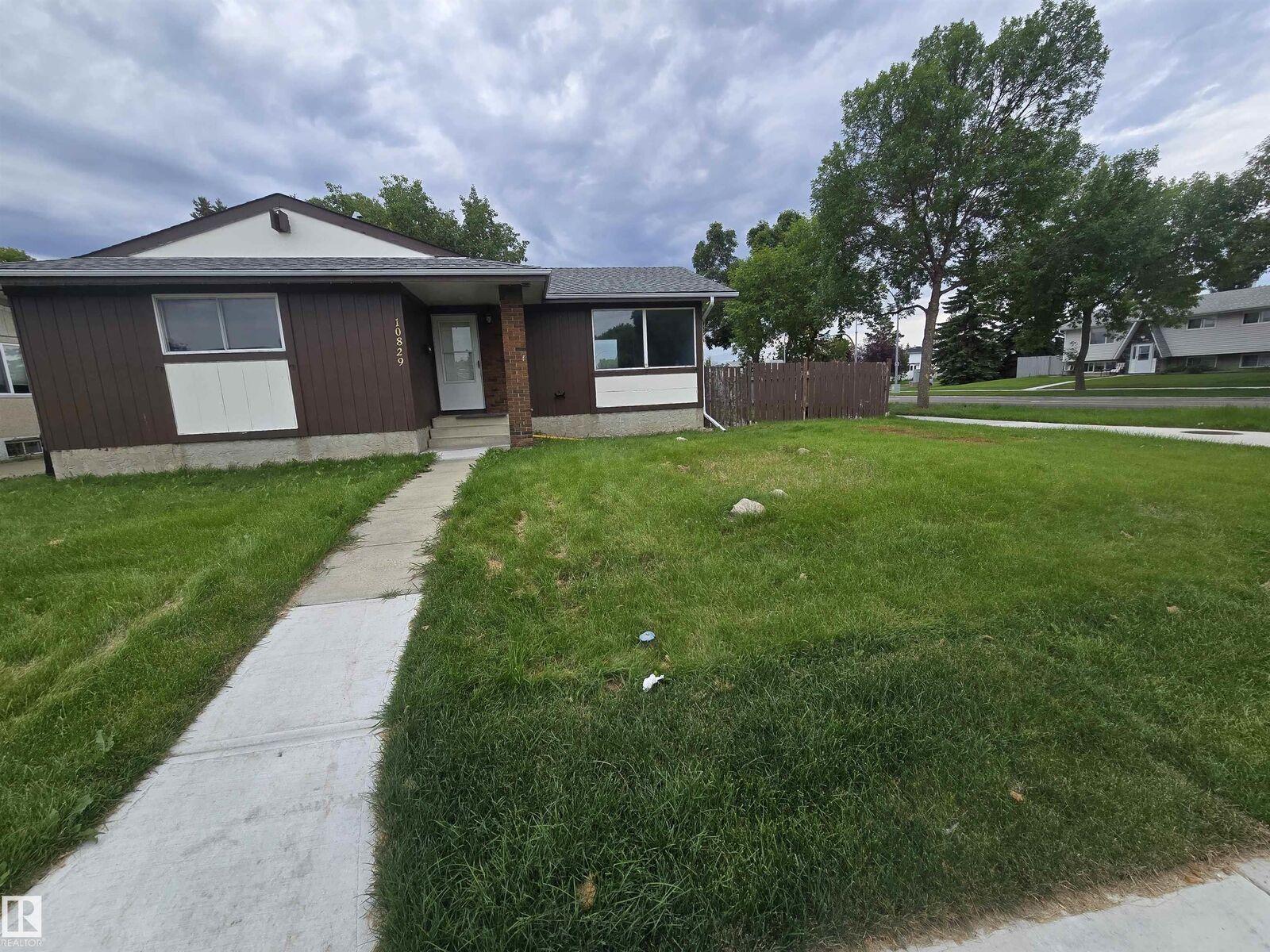 Property Photo:  10829 167A Avenue NW  AB T5X 2Y9 