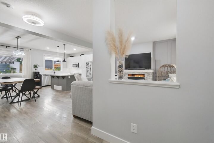 Property Photo:  7603 Summerside Grande Boulevard SW  AB T6X 0V2 