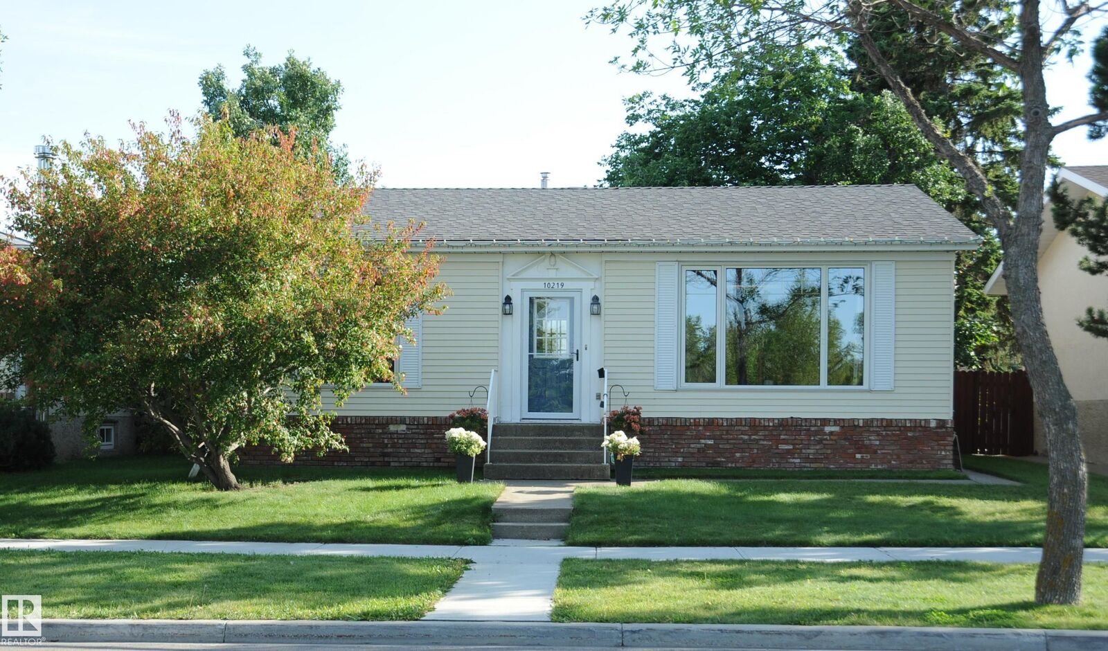 Property Photo:  10219 155 Avenue NW  AB T5X 4G4 