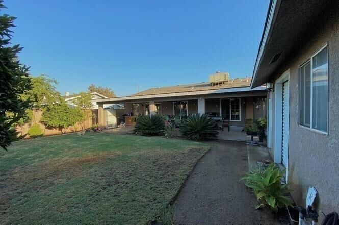 Property Photo: 1510 W Thomas Avenue CA 93728