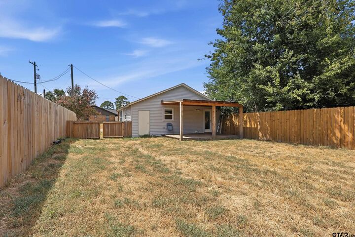 Property Photo: 412 Gibson TX 75494