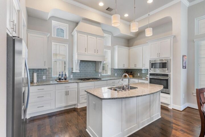 Property Photo:  637 Middle Street  TX 77003 