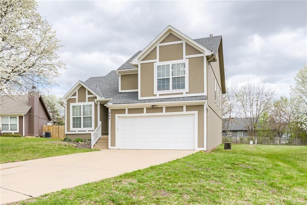 Property Photo:  944 N Pine Street N  KS 66061 