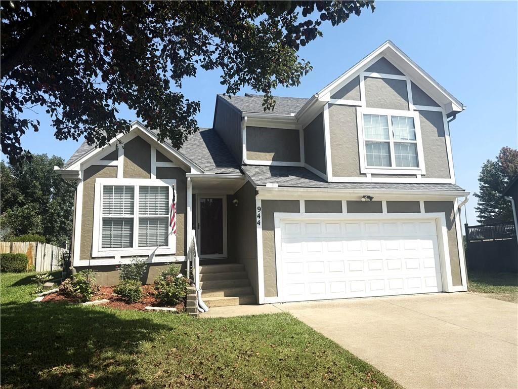 Property Photo:  944 N Pine Street  KS 66061 