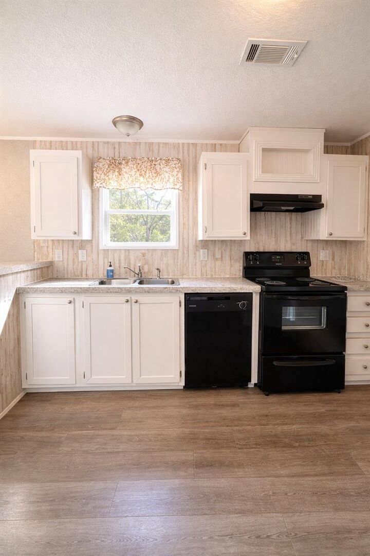 Property Photo: 932 SE 40th Place FL 32666