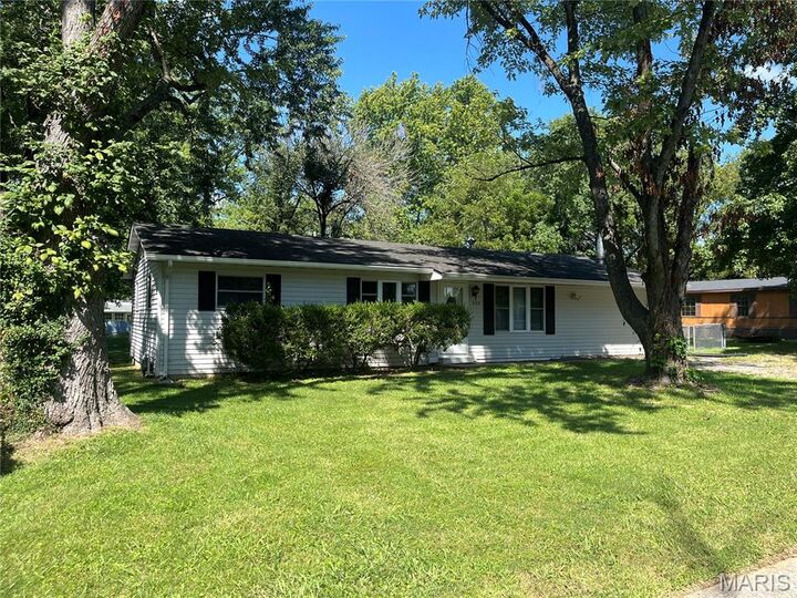 Property Photo:  121 Richmond Drive  IL 62208 