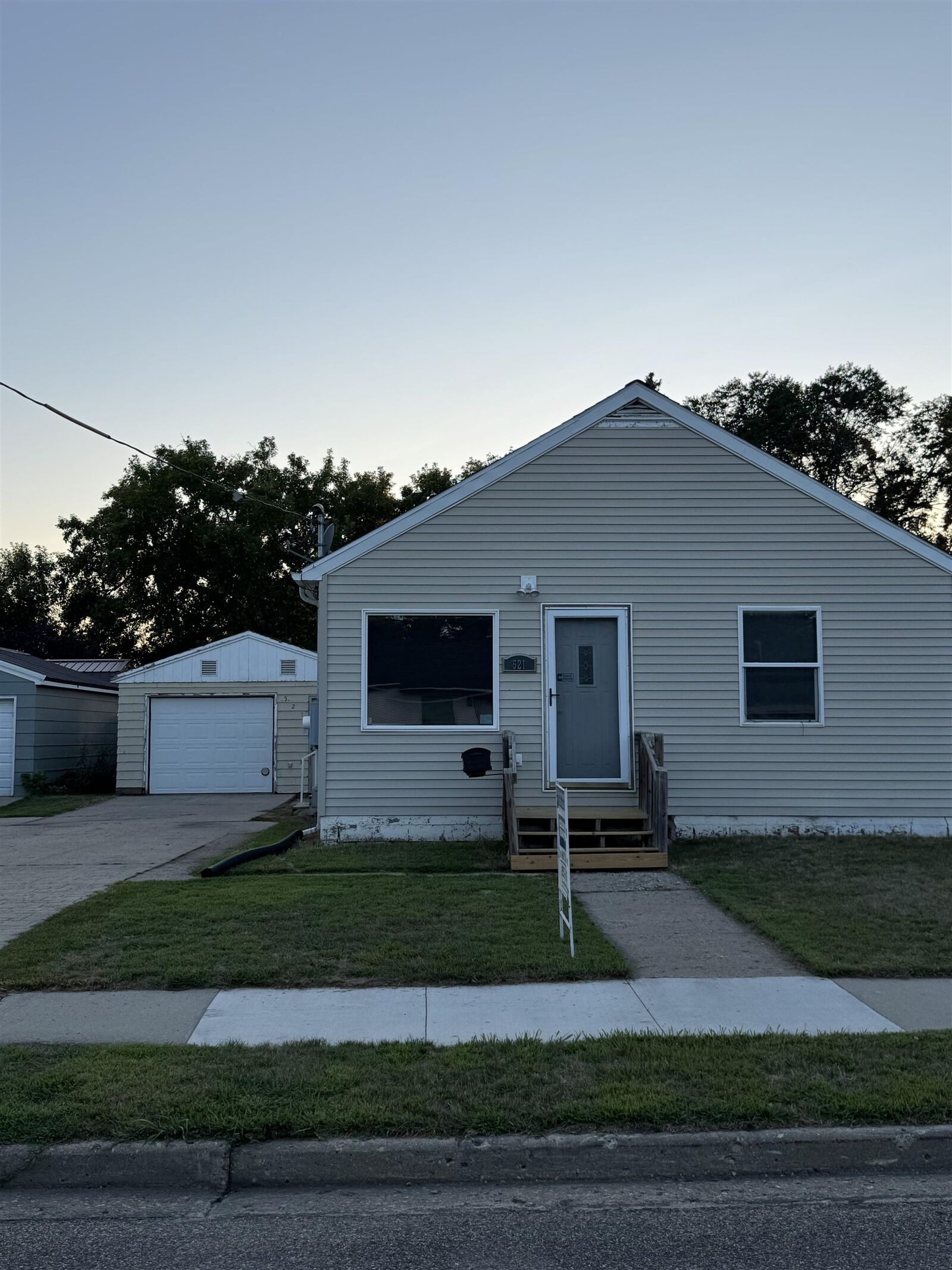 Property Photo:  521 13th St NW  ND 58703 
