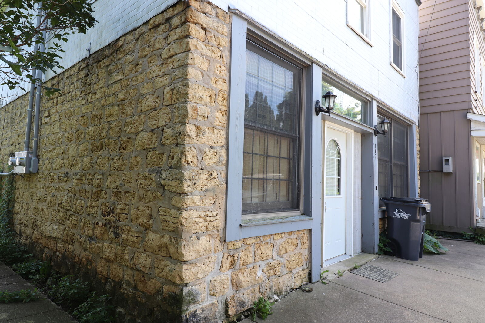 Property Photo:  107 W Baldwin Street 1  IL 61001 