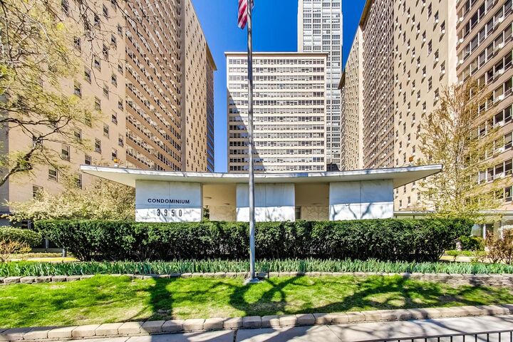 Property Photo: 3950 N Lake Shore Drive 2202 IL 60613