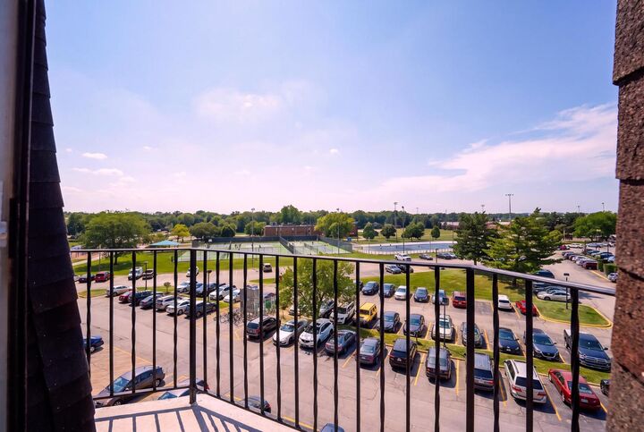 Property Photo:  300 S Roselle Road 522  IL 60193 