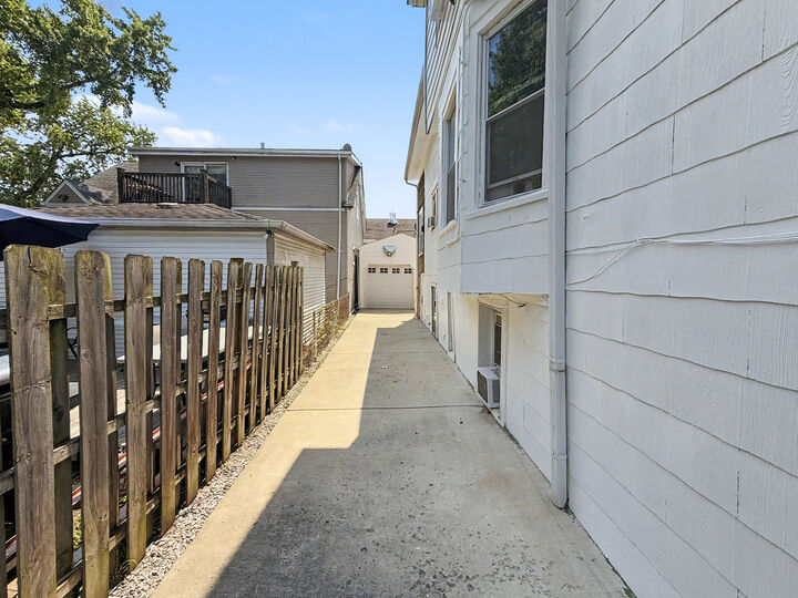 Property Photo: 5005 W Eddy Street IL 60641