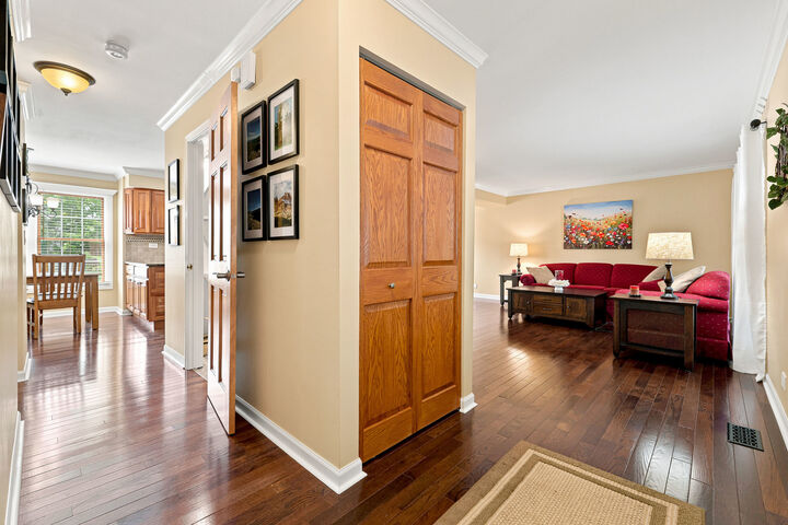 Property Photo:  820 Southwick Drive  IL 60102 