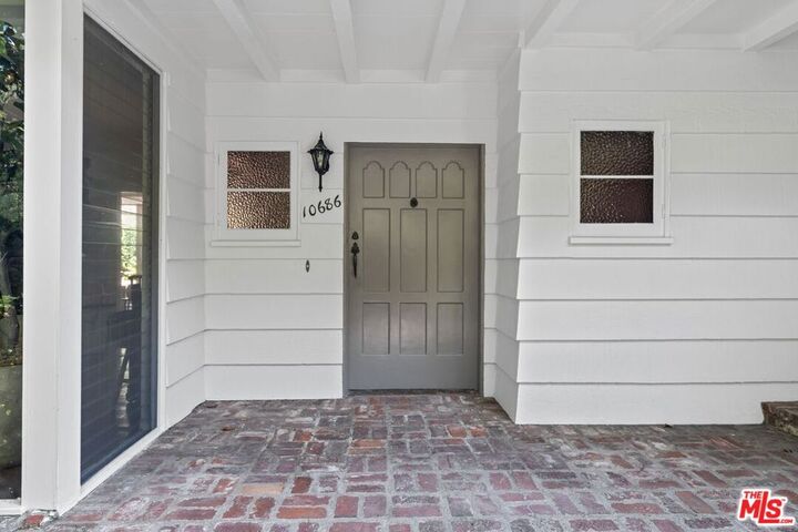 Property Photo: 10686 Somma Way CA 90077