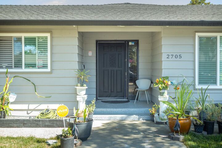Property Photo: 2705 Stoneridge Drive CA 95355