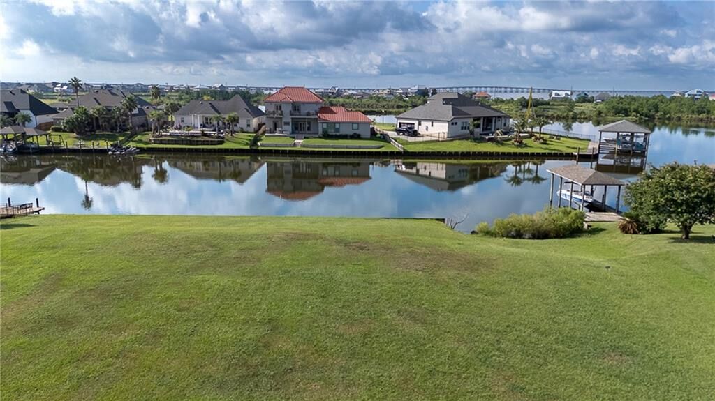 Property Photo: 1454 Royal Palm Drive LA 70458