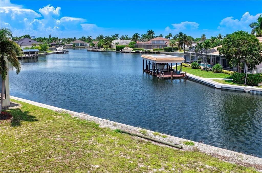 Property Photo: 1674 Briarwood Ct FL 34145