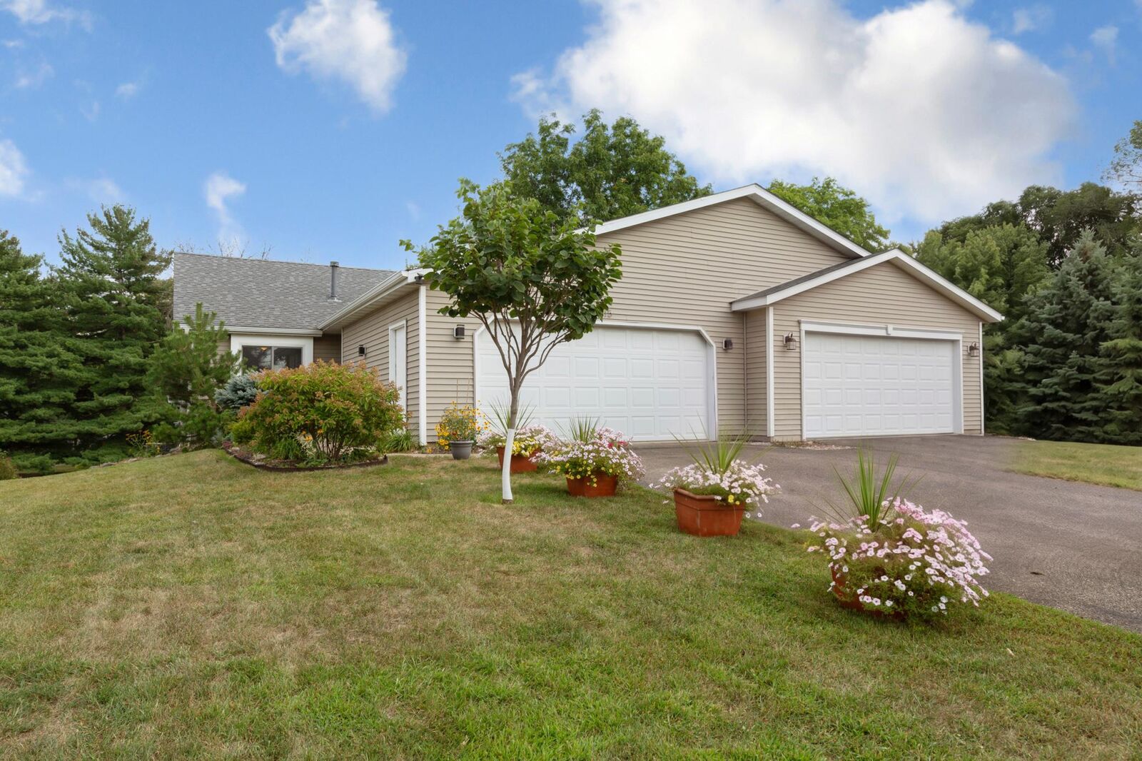 Property Photo:  1015 Poplar Street  MN 55057 