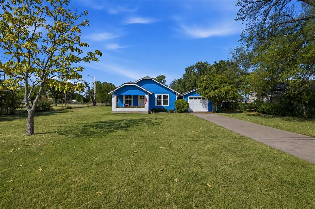 Property Photo:  504 Fannin Street  TX 76066 