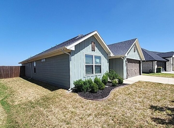 Property Photo: 905 Rodgers Avenue TX 76044