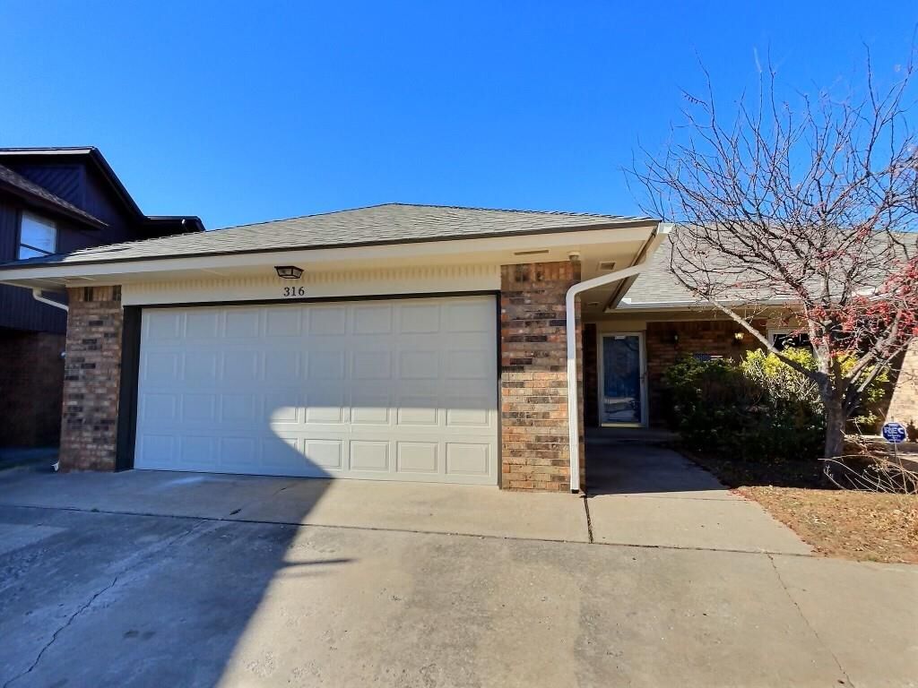 Property Photo: 316 Town Park Road OK 73072