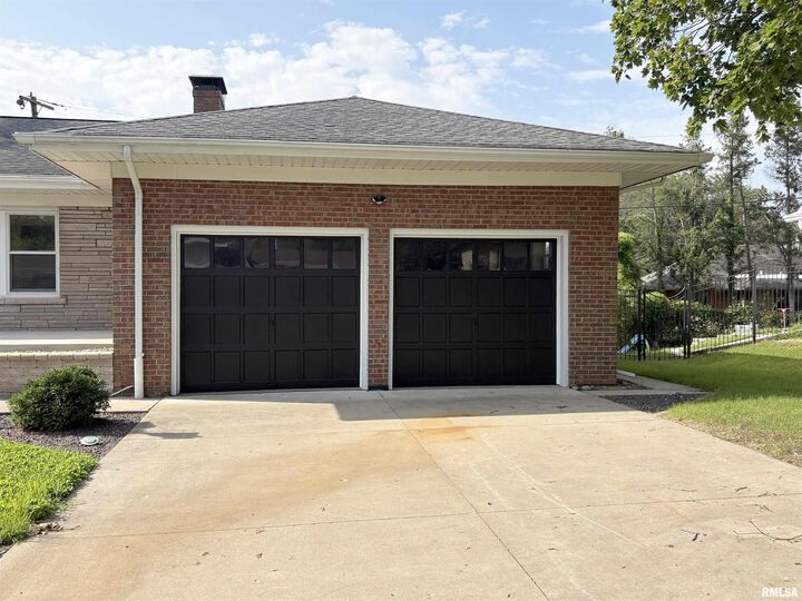 Property Photo: 502 W Crestwood Drive IL 61614