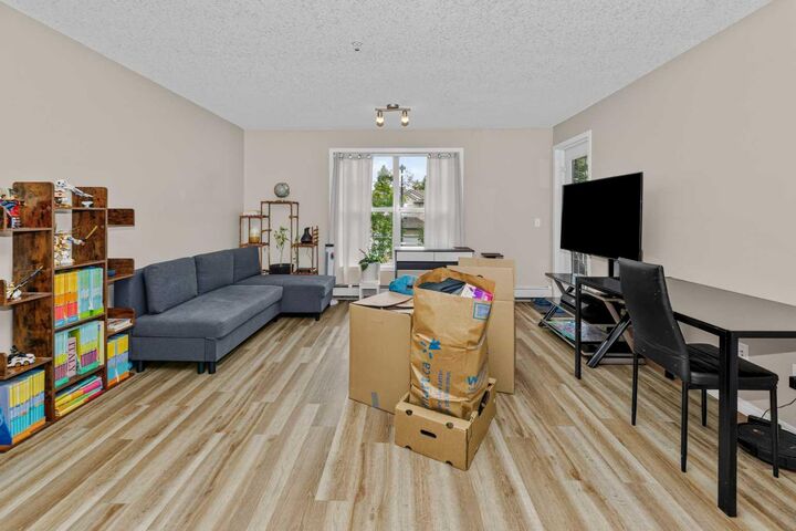Property Photo:  2000 Applevillage Court SE 208  AB T2A 7Z7 