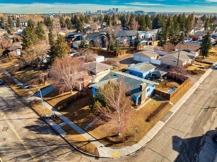Property Photo:  5424 37 Street SW  AB T3E 5M5 