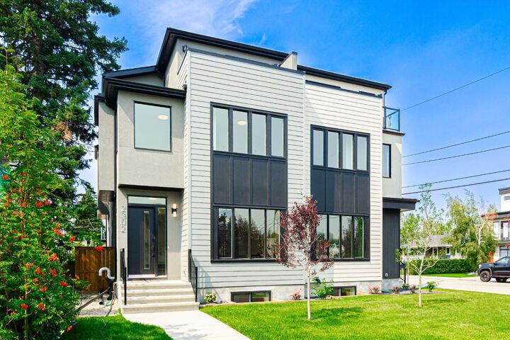 Property Photo: 2302 Osborne Crescent SW AB T2T 0Y5