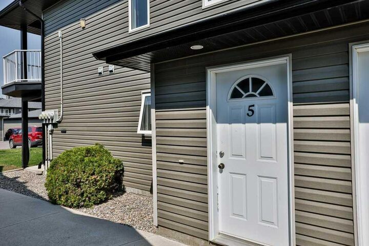 Property Photo:  734 Heritage Boulevard W 5  AB T1K 7Z5 