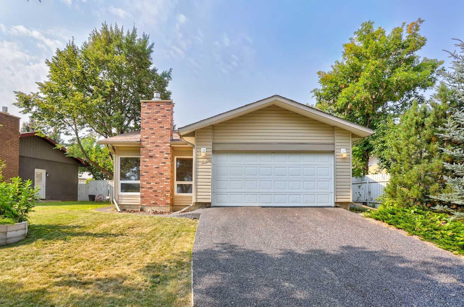 Property Photo:  94 Meadowlark Boulevard  AB T1H 4J4 