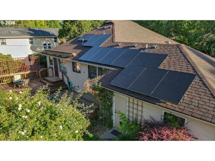 Property Photo: 1052 W 10th Ave OR 97402