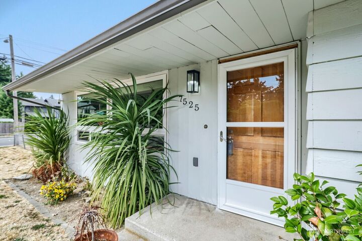 Property Photo:  7525  200th St SW  WA 98036 