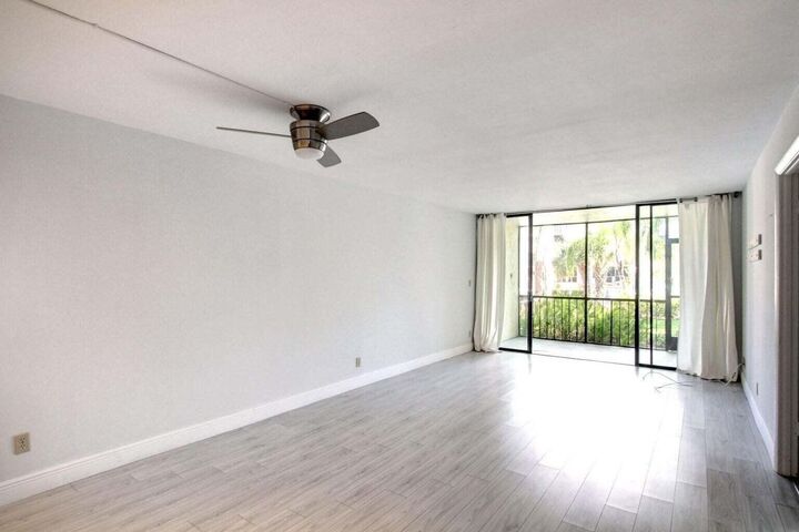 Property Photo:  11 Royal Palm Way 1040  FL 33432 