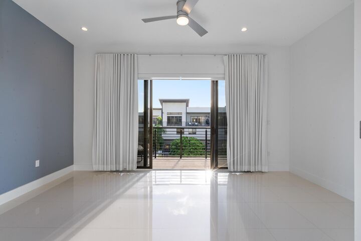 Property Photo:  180 SE 4th Terrace  FL 33060 