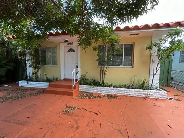 Property Photo:  1930 Pierce Street 1-3  FL 33020 