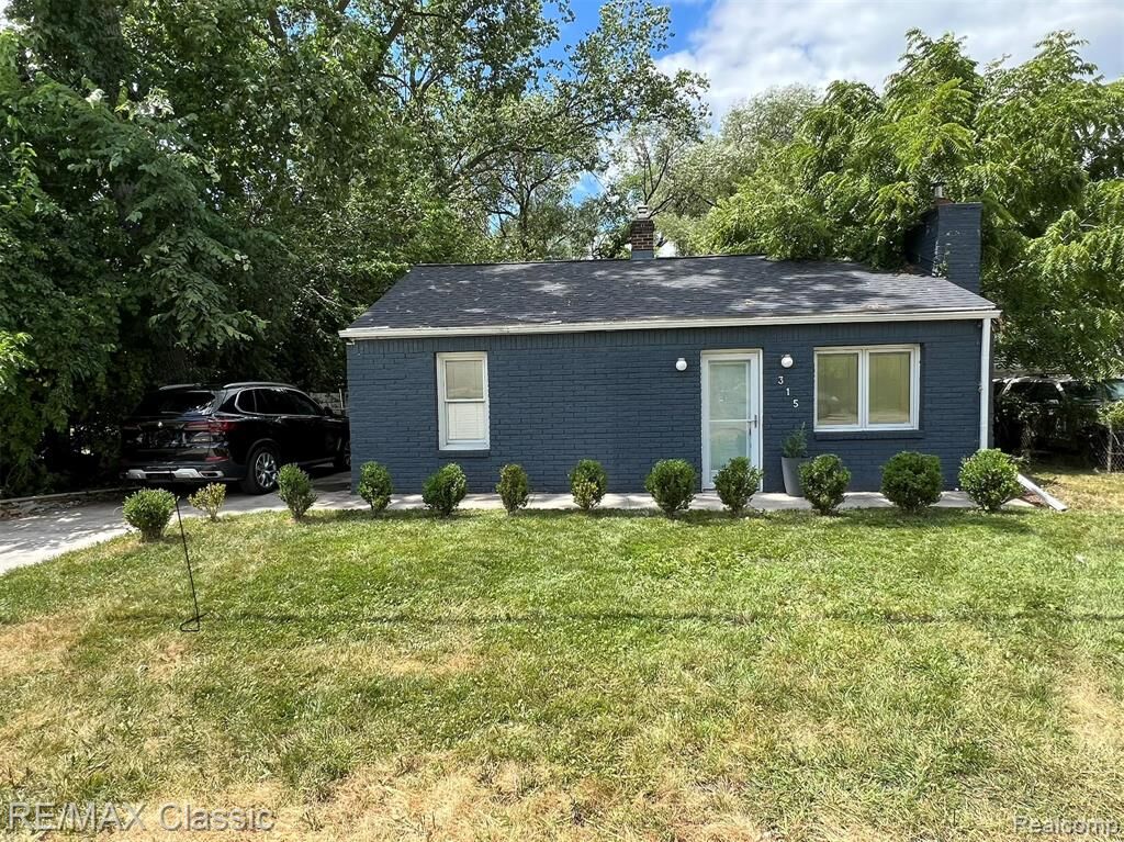 Property Photo: 315 Common Street MI 48390