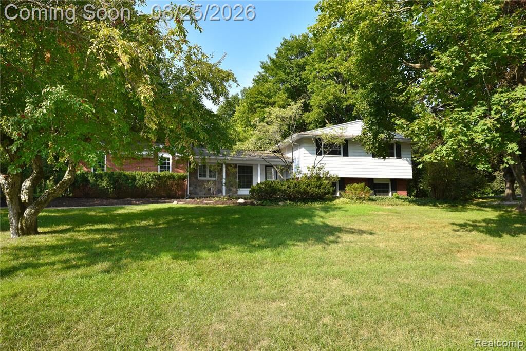 Property Photo:  872 Dursley Road  MI 48304 