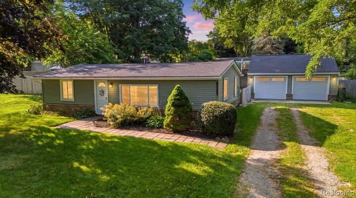 Property Photo: 9239 Villa Crest Drive MI 48346