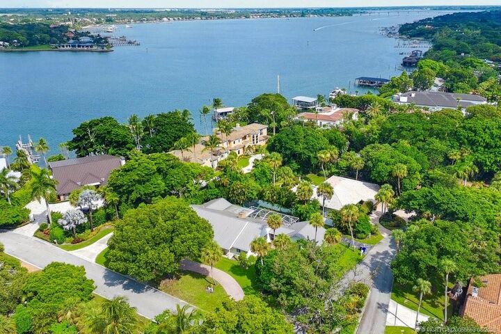 Property Photo: 15 W High Point Road FL 34996