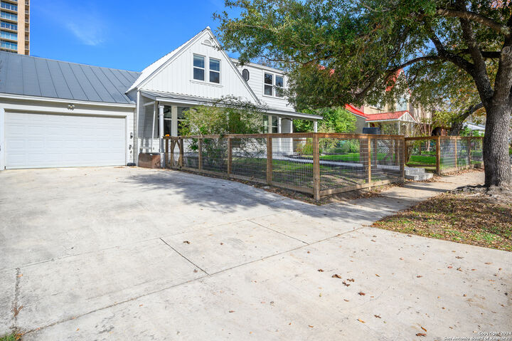 Property Photo: 211 Allensworth St TX 78209