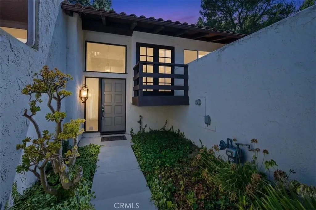 Property Photo: 18 Aspen Way CA 90274